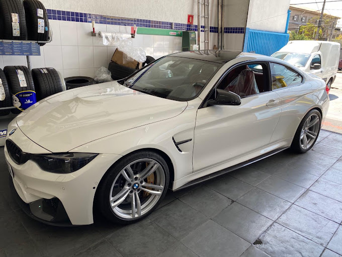 BMW recebendo atendimento na oficina Pneu do Meu Carro